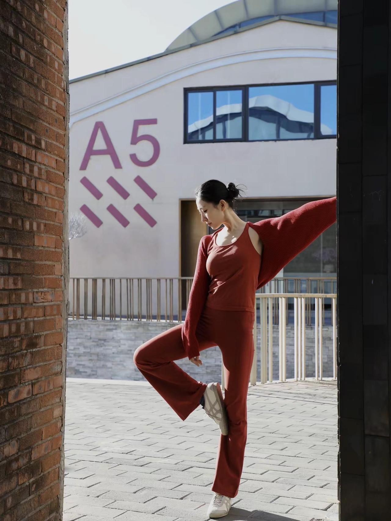 即将迈入崭新的一年。红色瑜伽服