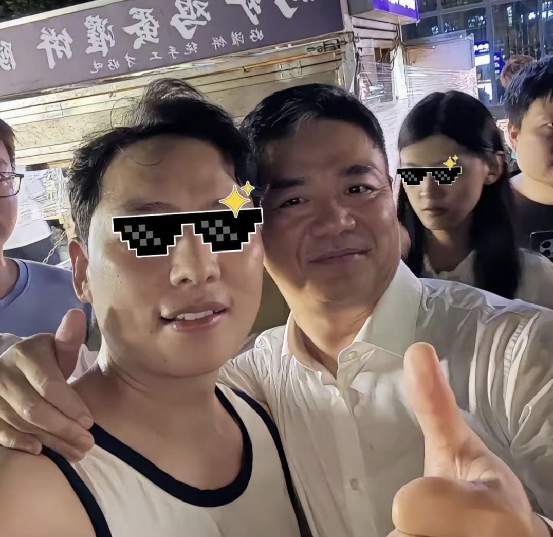 51岁刘强东回江苏宿迁老家，和发小朋友一起逛夜市，在路边摊吃烧烤，一帮父老乡亲跑