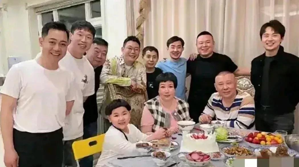 郭麒麟给后妈庆生，站位显高情商，又凭借细节成功出圈。弟弟郭汾阳坐在父母身旁，