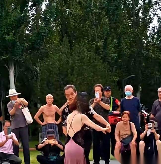 最近，几段公园里的视频在网上吵翻了天。78岁满头白发的奶奶，套着一件红色印花吊