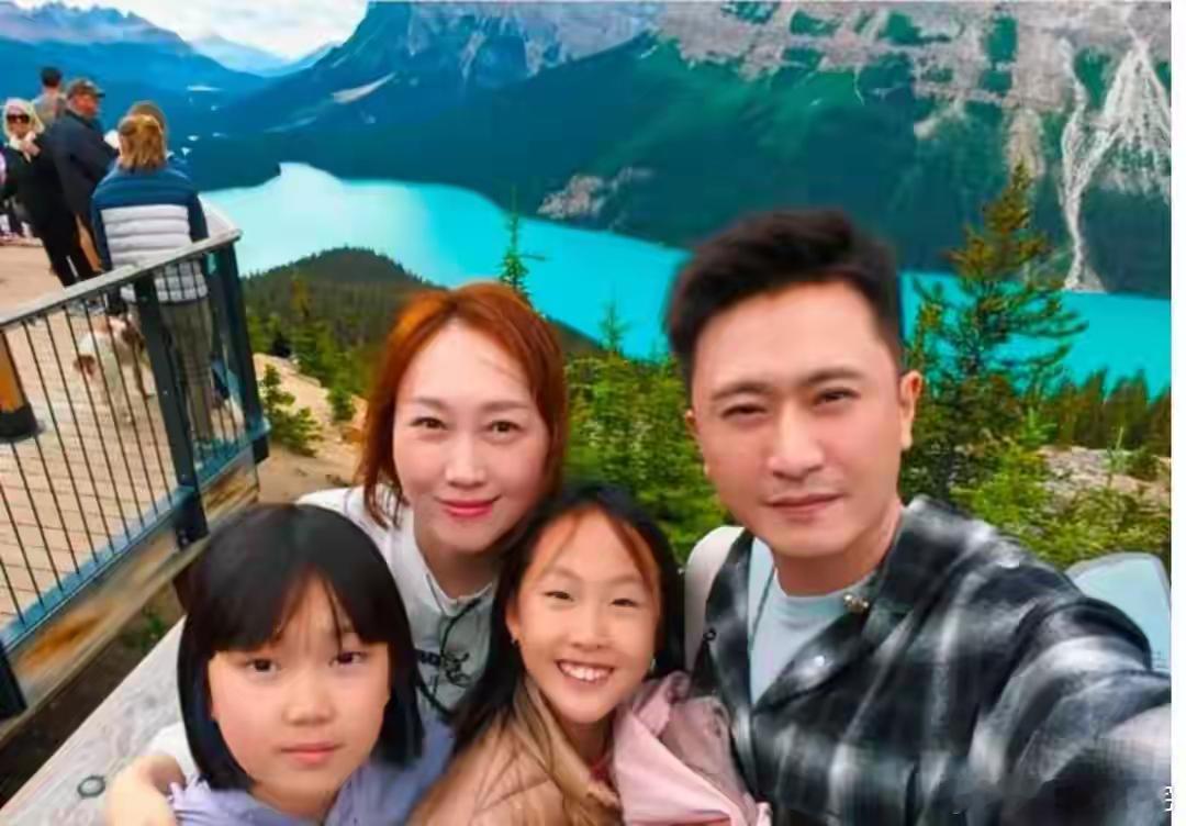 主持人杨帆一家在加拿大旅行，俩女儿一个像爸一个像妈，好幸福​​​