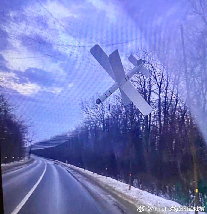 乌克兰在马路上搭的防无人机网挡住了一枚柳叶刀巡飞弹这玩意儿虽然看起来虽然简陋，可