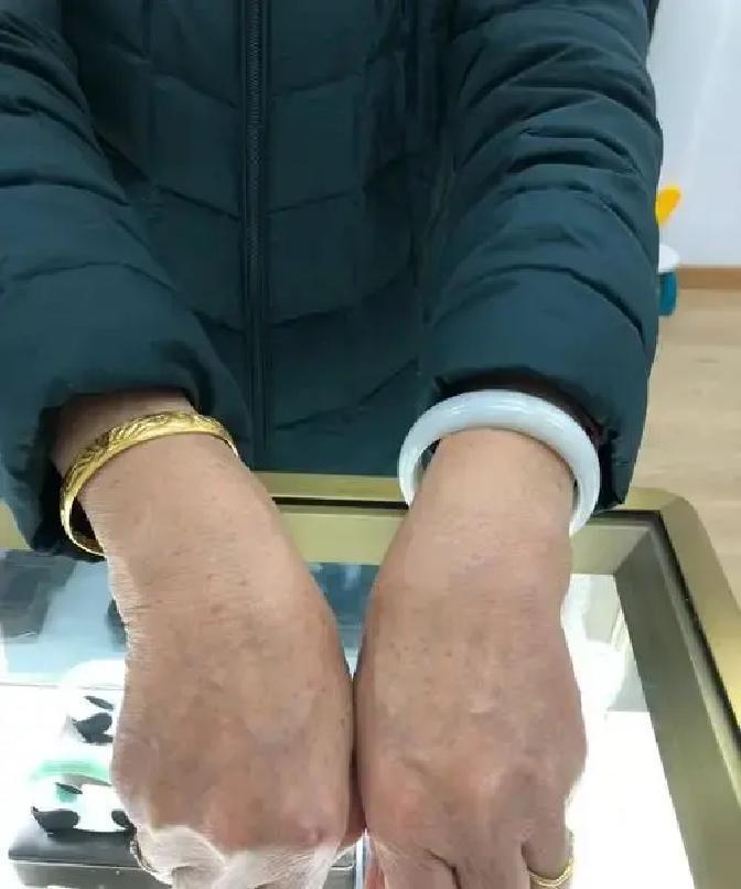 给你妈买金镯子她没戴过，转头戴了个便宜的玉镯，还逢人就夸是儿媳买的。你心里堵得慌