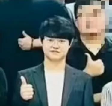 他对学生总是笑眯眯的，文文和男友都把他当最信赖的老师。谁能想到，就是这位平时温文