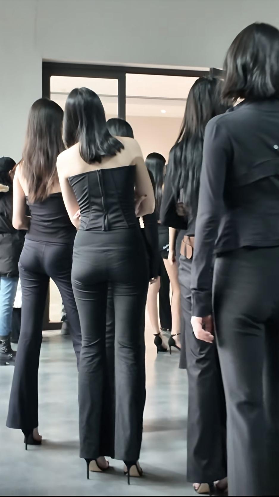记录生活，随手拍张照排队等候面试的女模特们！