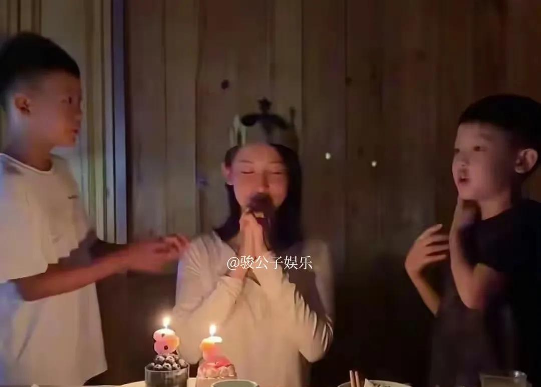 王皓的妻子迎来38岁生日，大儿子特意为妈妈准备了生日蛋糕，闫博雅亲吻两个孩子，尽