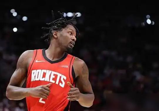 底薪饮水机，突然被扔上场，半场100%命中率锁死詹姆斯，主教练乌度卡终于不装了？