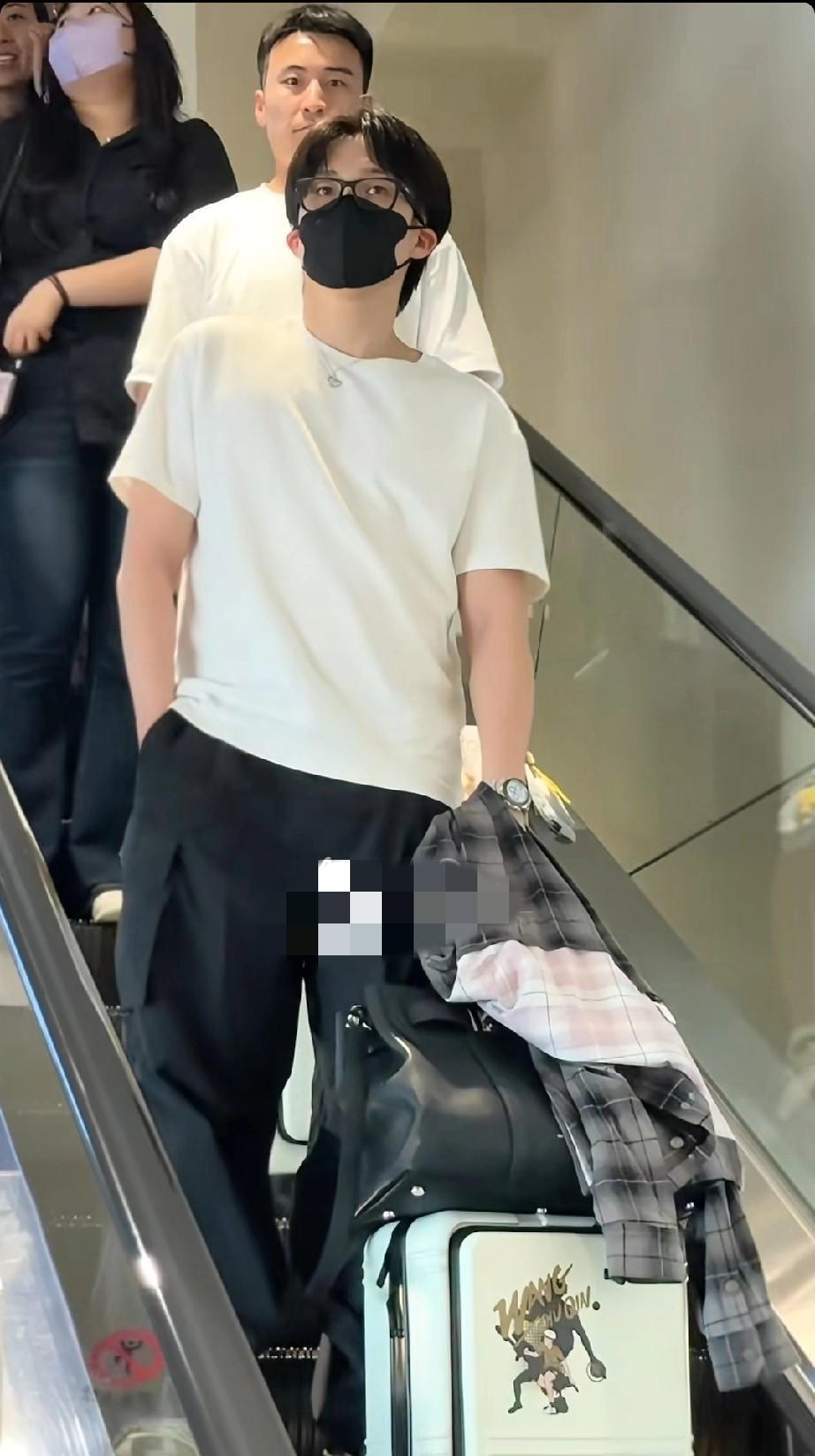 说句实话，哥如果不打乒乓球，偶像派出道也没问题妥妥的霸道总裁范儿我问我家7岁