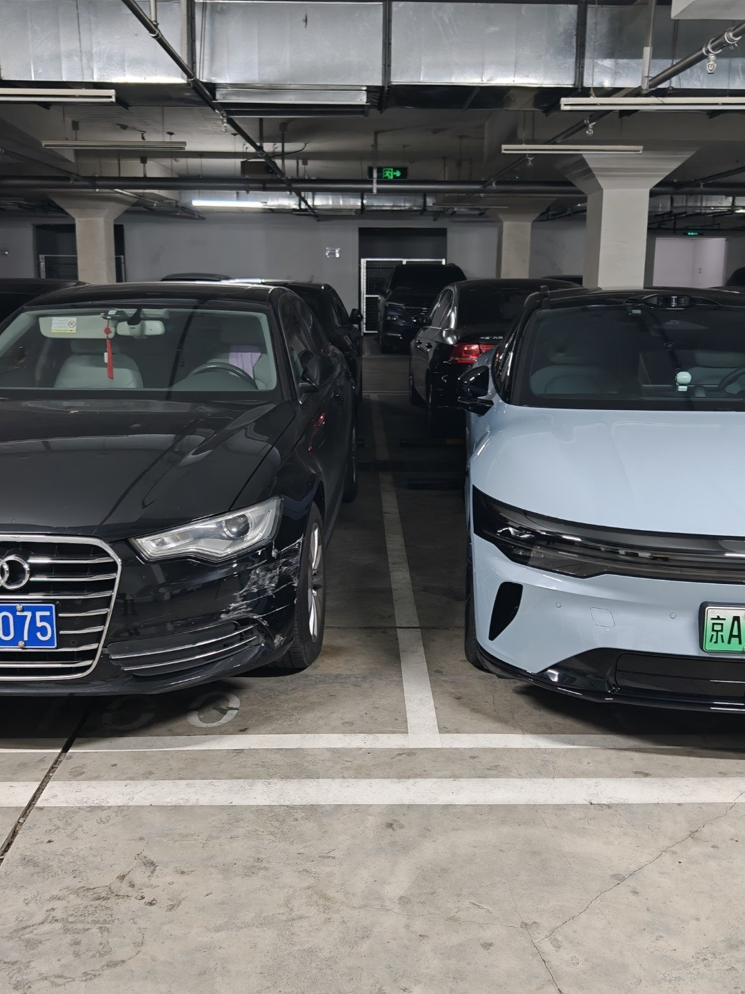 千万别碰奥迪的车头，就这么一刮擦，17300没了。​