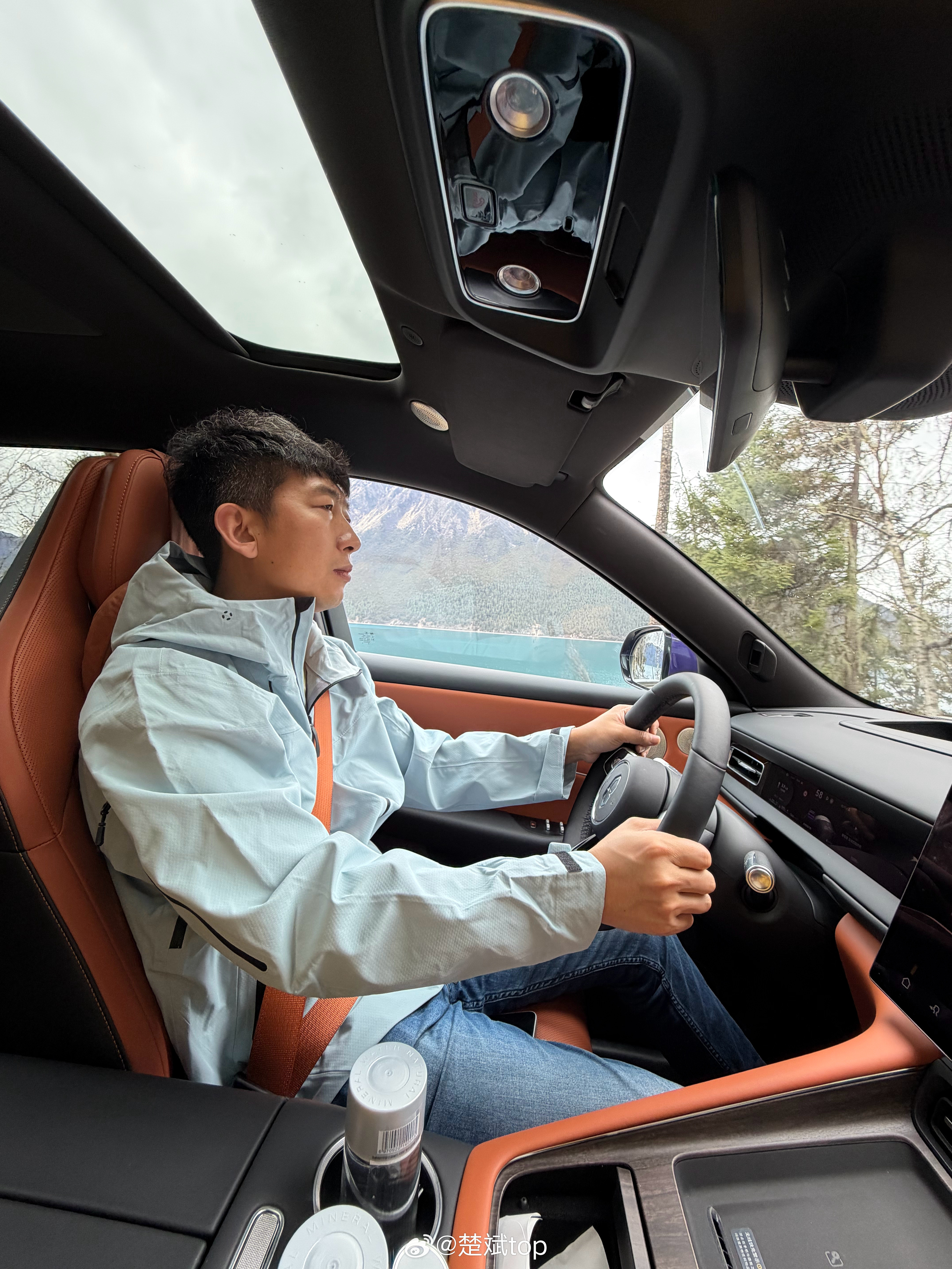 问界M6这款车很有性格，从车身颜色上看就知道消费主力应该是年轻人，蓝，橙，紫这