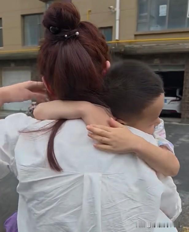 小故事！大壮和莎莎已有半月未曾相聚。如今孩子想念妈妈，妈妈也牵挂孩