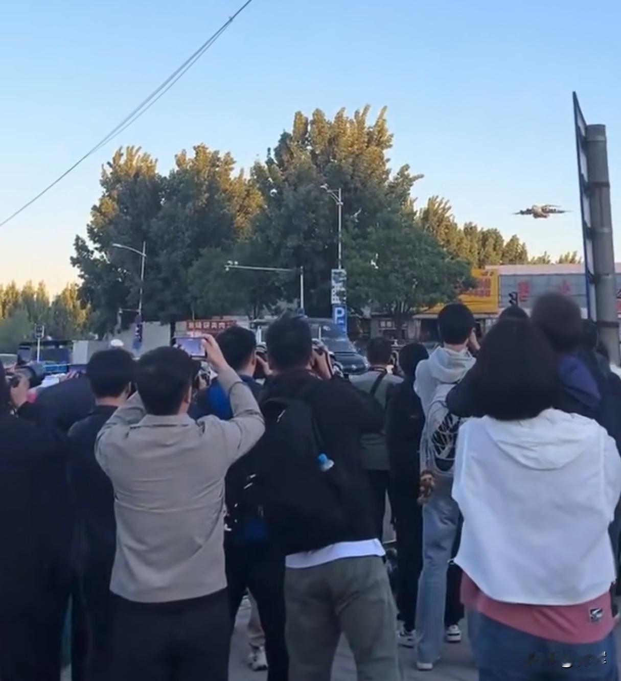 美国军机多次降落北京！看来特朗普这次下定了决心5月1号当天，特朗普方面宣称即将