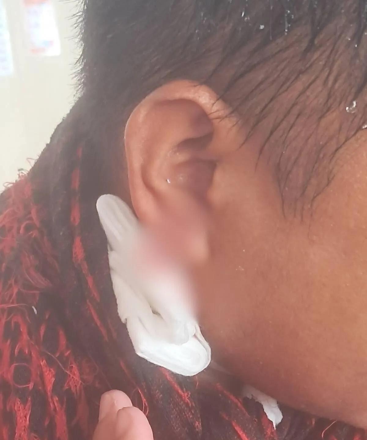 海上那天水炮就那么喷了二十九分钟，菲律宾的船举了白旗，跟着照片就出来了，船舱里乱