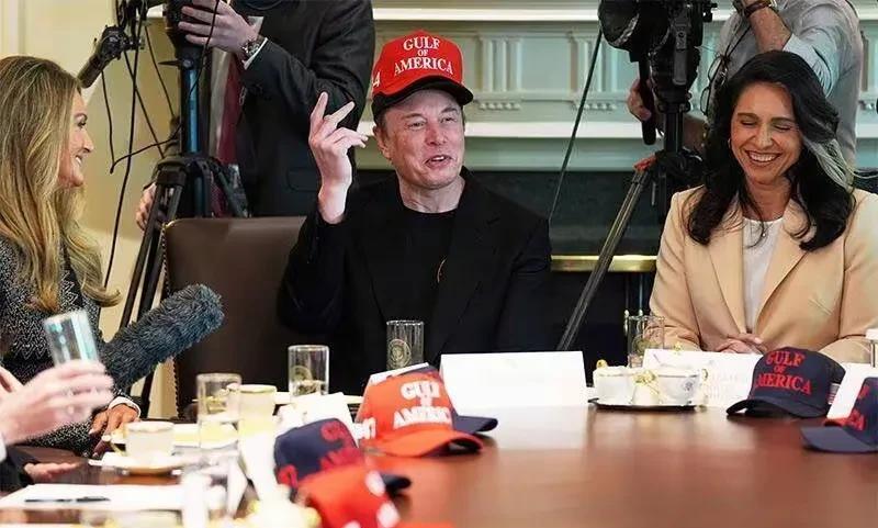 马斯克看来真的要离开了，昨日他戴了两顶帽子，参加了白宫的内阁会议。他的怪异举动