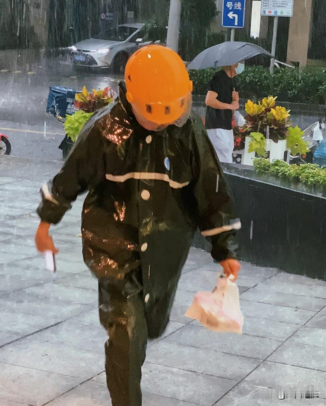 “您的外卖已超时15分钟，是否需要投诉？”手机弹出提示时，小李正饿得胃疼。屏幕上