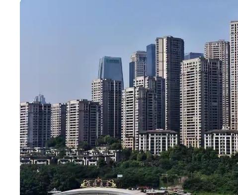 深圳的崛起，确实是一部改写中国城市命运的突兀传奇，“香港带起来”是历史事实，但关