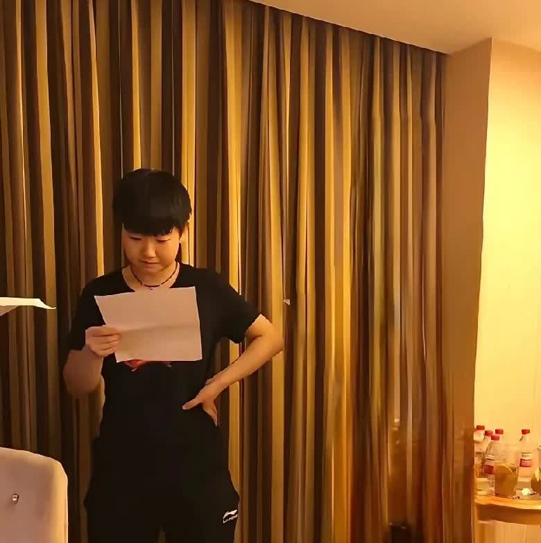一组没见过的莎莎。张张有发现，张张都经典。第一张:莎莎的脚是真小，鞋