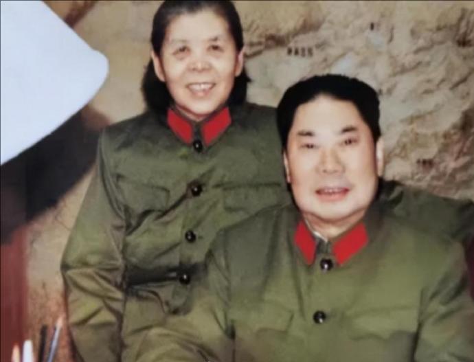 1990年，79岁的杨得志新婚，迎娶了石莉。这个跨越24岁的爱情故事，竟然是从一