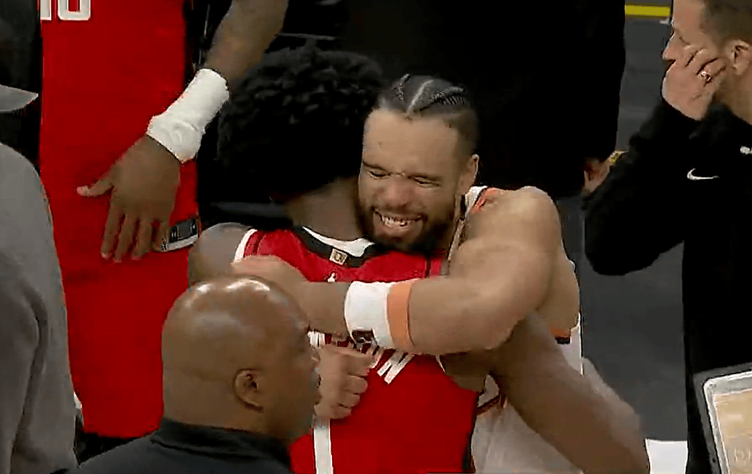 狄龙赛后和火箭前队友阿门、范弗利特、史密斯拥抱交谈