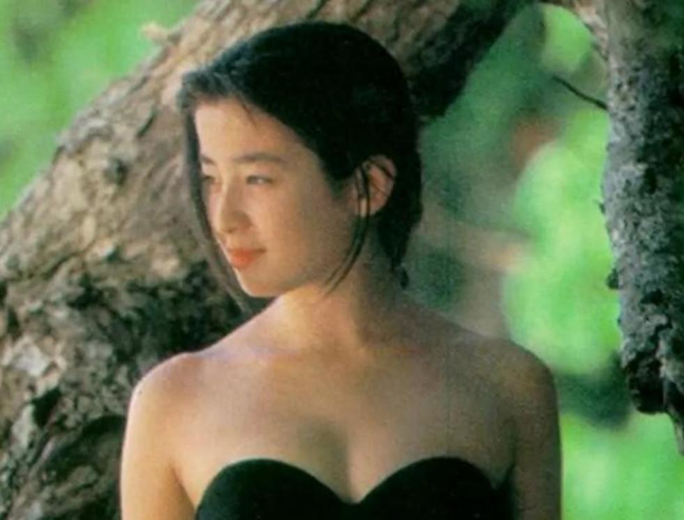 14岁被送上导演的床，17岁拍全裸写真！她是日本公认的“世纪神颜”，11岁爆