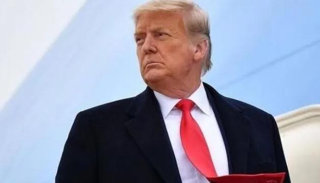 美国对华动手，特朗普签署政令：打倒中国。7月23日的白宫仪式上，特朗普签署的