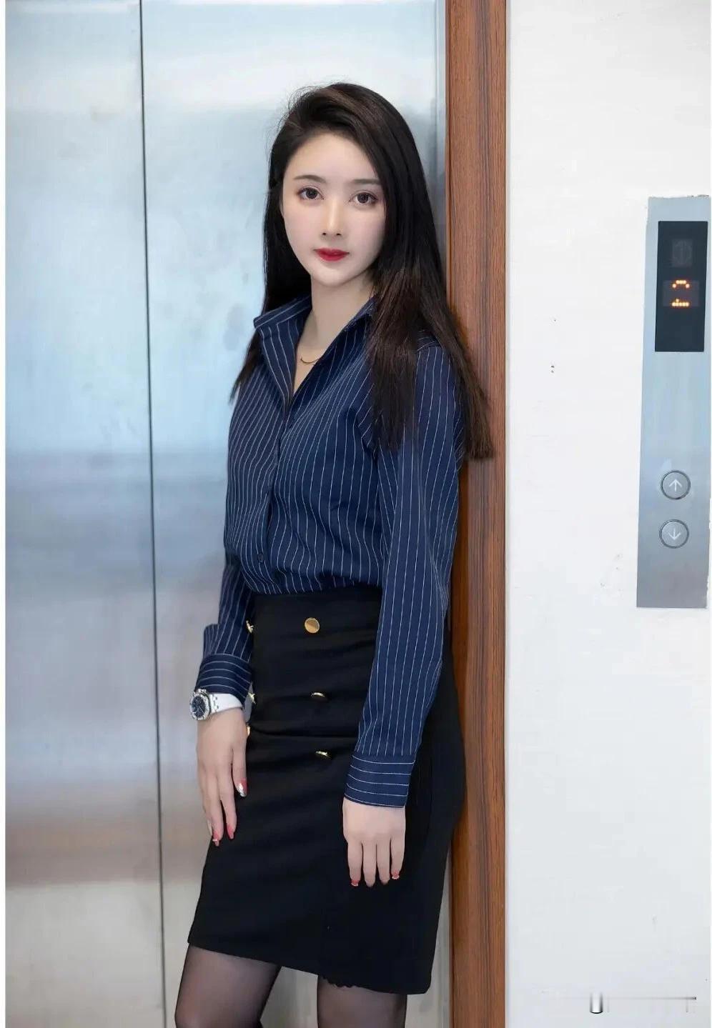 张芷榕，电梯间偶遇黑丝女总裁，满满正能量！什么样的女孩可以被称为美女