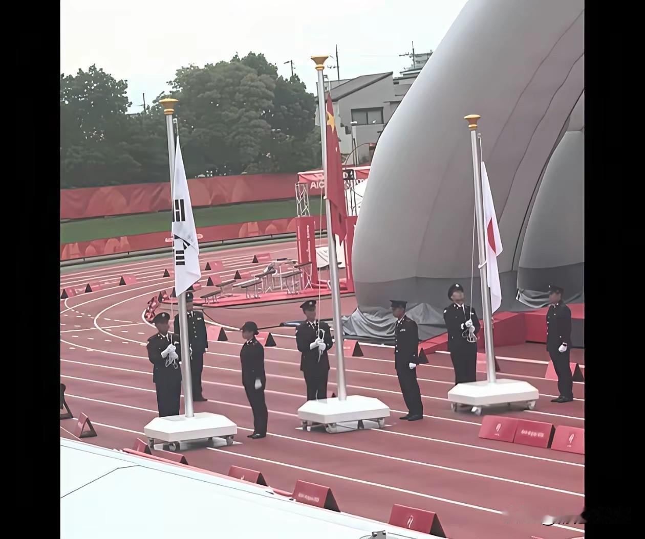 名古屋这届亚运会的升旗操作，真的给我看愣了。印象里大型赛事的升旗环节，都是扎根