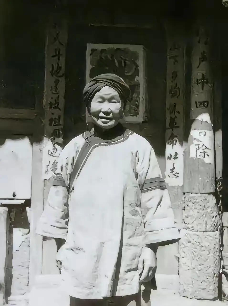 1943年，一个女乞丐正要出城，日军怀疑她是地下党，竟让她当众脱下衣服，这时，女