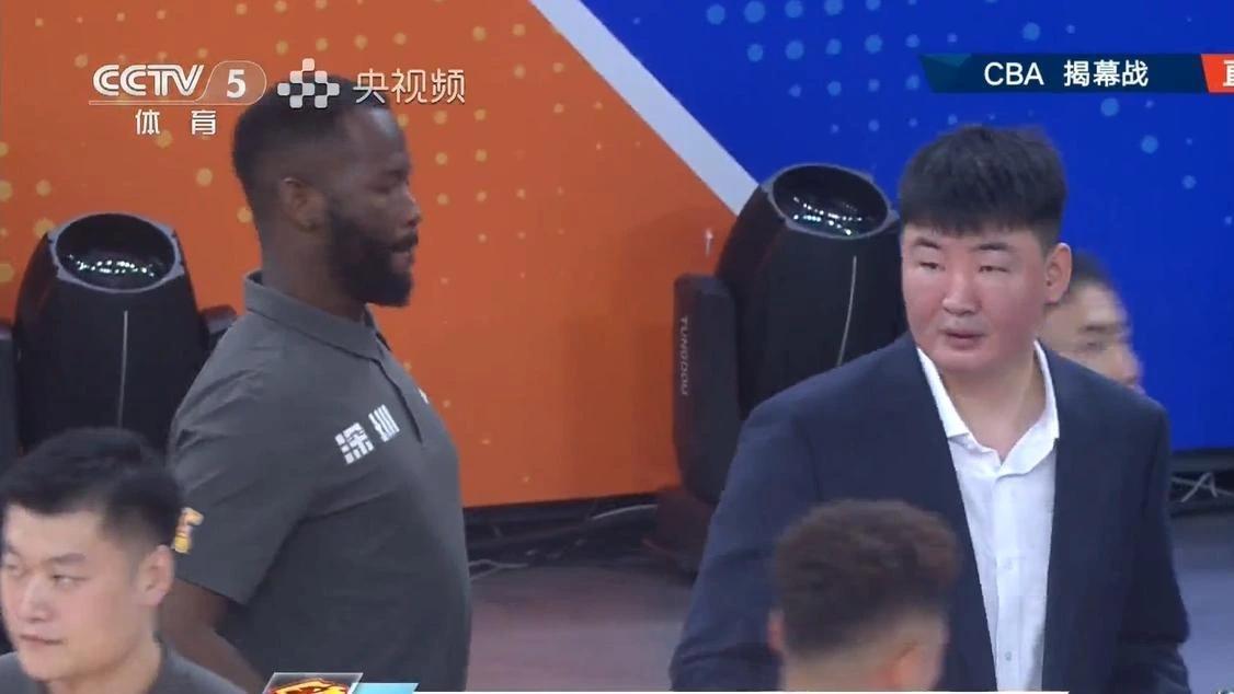 前赛三场球，深圳队一场没赢。今晚打上海，第三节过半，全队得分还没突破40。对