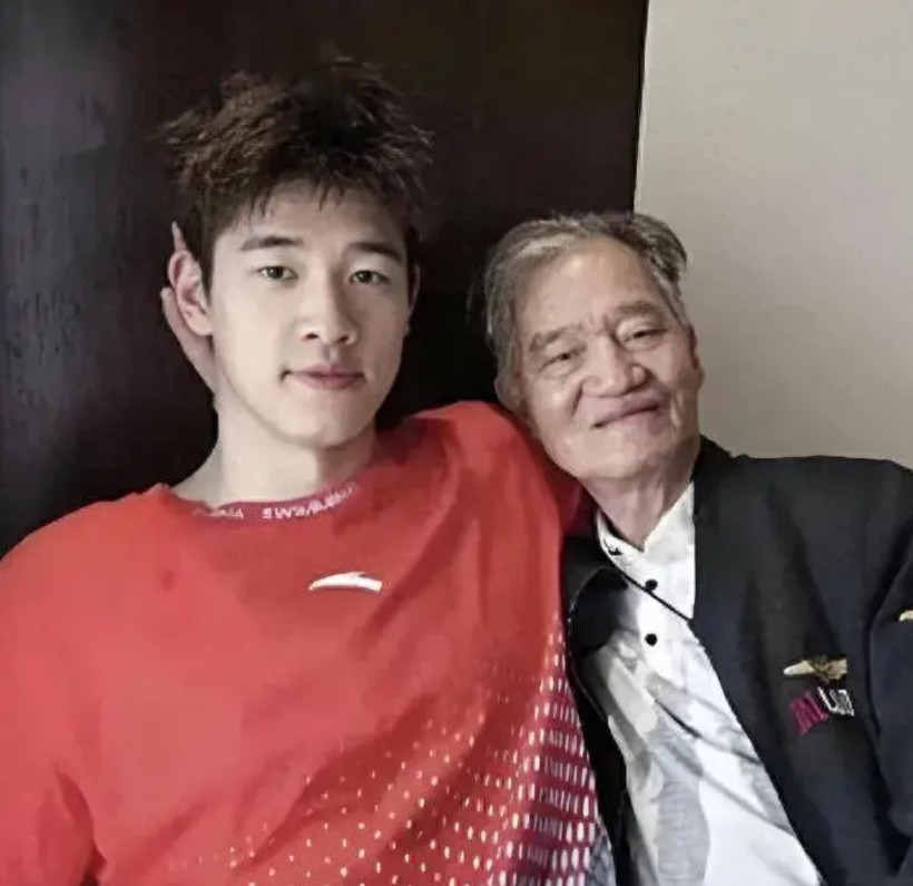 不得不承认，潘展乐有这样的外公，不成功都难！因为外公早把付出当成本分。