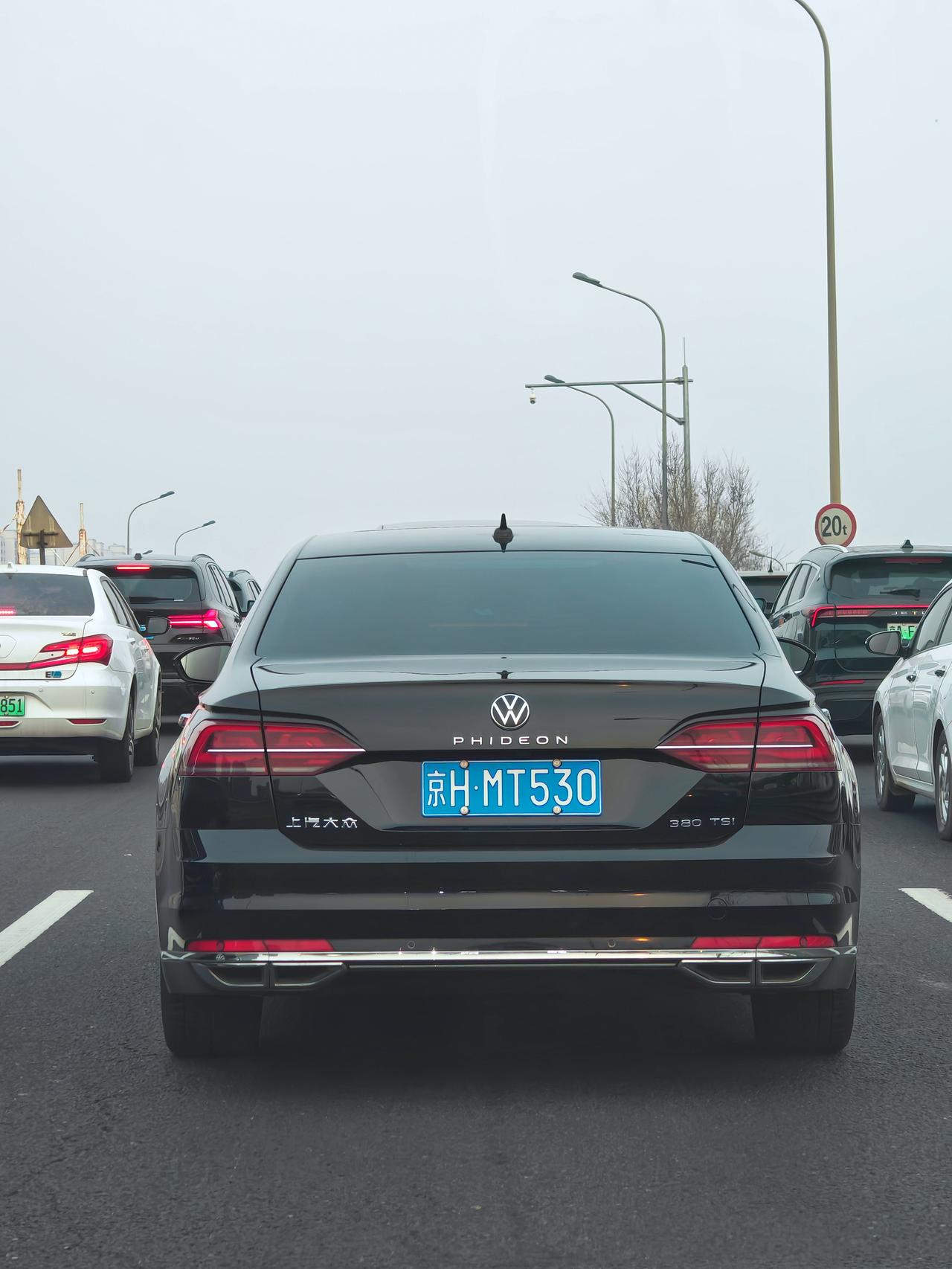 有些车慢慢就从生产线上消失了，就像生活里的有些人。不是辉腾，是辉昂。当然也有