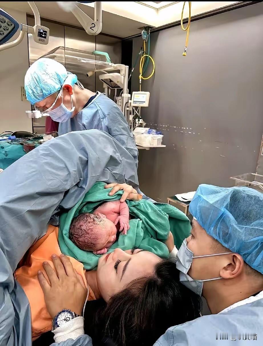 闺蜜瘫在产床上，气还没喘匀，医生的手就突然伸了进去。她瞬间懵了，眼泪止不住地