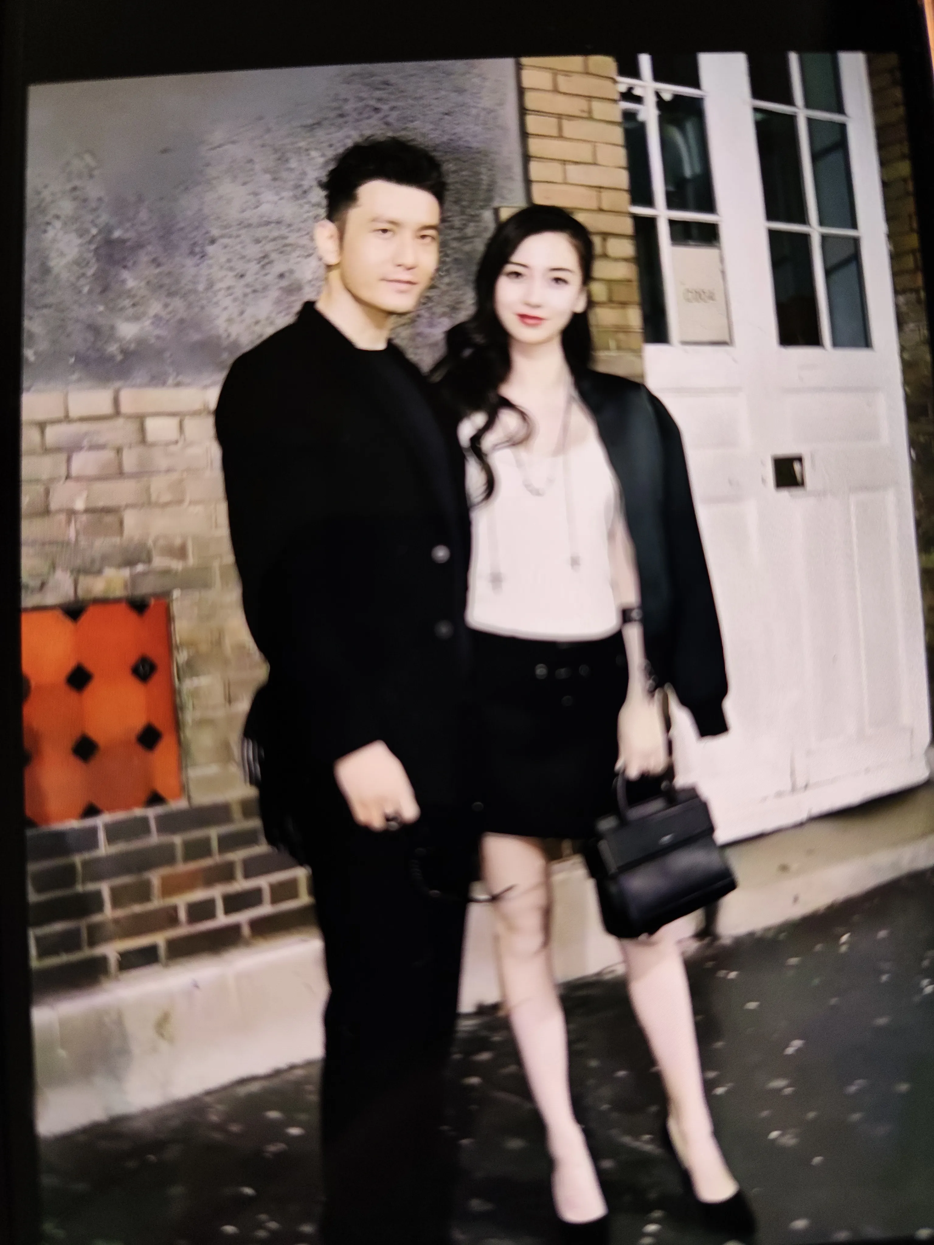 我问男同事：“杨颖长得那么漂亮，黄晓明为啥还跟她离婚了呀？”男同事冷笑一声，不紧不慢地说：“一个男的