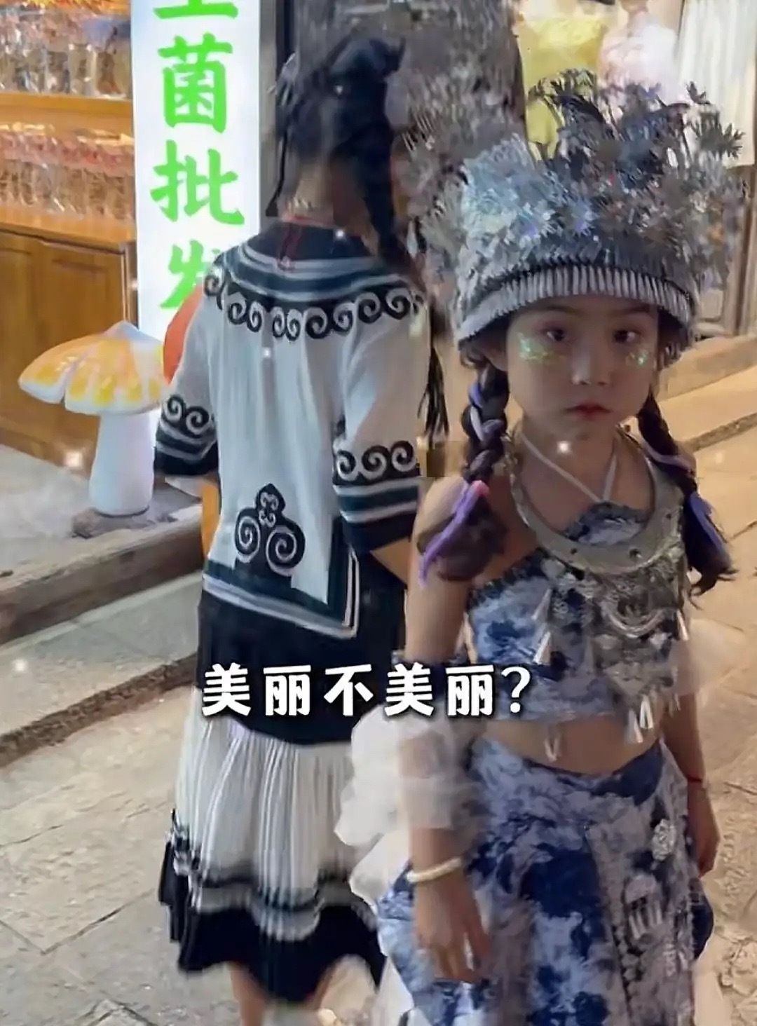 严屹宽一家在大理参加火把节，杜若溪脸上被抹了一把黑灰很喜感，8岁女儿肉肉换上少数