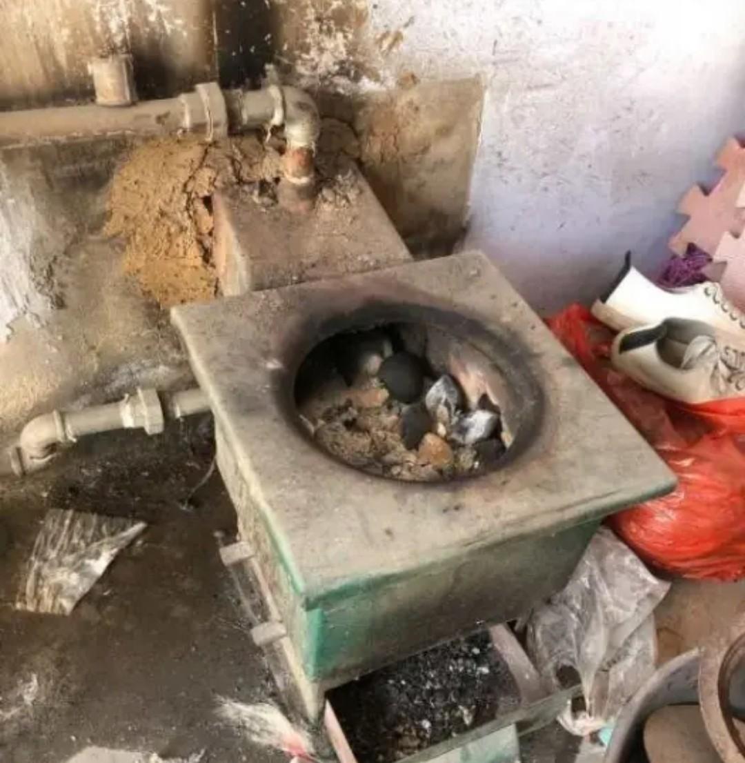 看到河北一些农村农民冬天很冷不敢开暖气取暖的事情感到很无奈，朋友说他们村很多人一