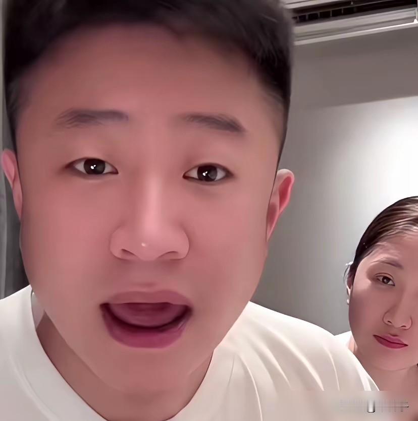 留洋海归和科班高材生，在直播间全成了小丑。亲妈二婚凑的哥俩，一个砸重金送出国