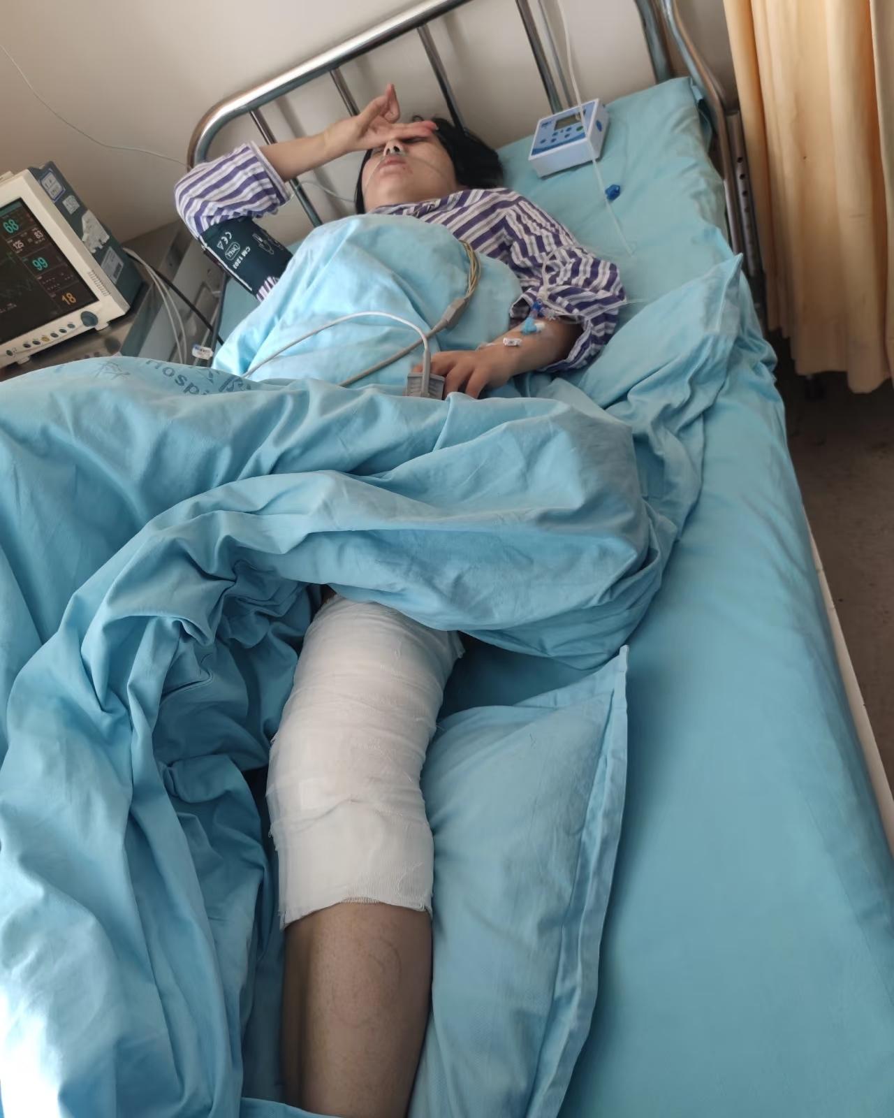 一对大学教授，养的女儿四十三岁，未婚未育，上周突然得病，救护车拉走的，说是脑梗，