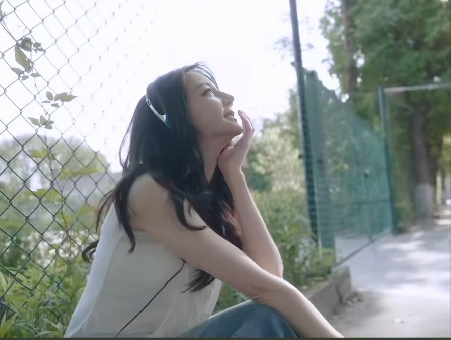 迪丽热巴最新营业，完全快乐明媚的女大