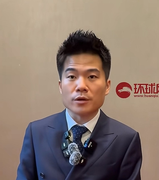 董宇辉同时被多少家媒体采访呢？幸亏董宇辉穿的是西装，麦克风在领口对