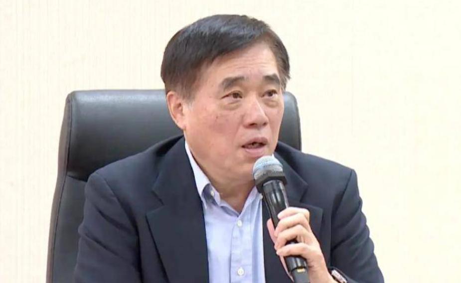 郝龙斌太拉垮了！我都替他尴尬！郝龙斌结辩的时候一直低着头看稿子。