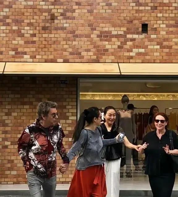 巩俐与老公逛街，扎高马尾穿大红灯笼裤时髦又减龄，不止年轻十岁​