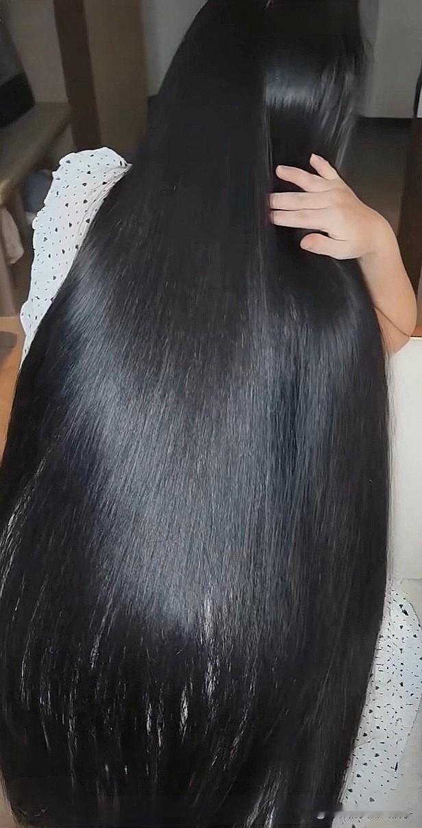 乌黑亮丽的长发，永远是女性美的体现[爱心][爱心][爱心][爱心]