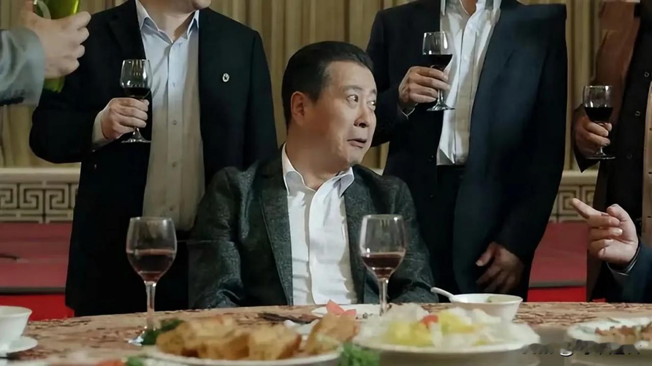 体制内的饭局基本消失了。以前周五光约饭的微信就能收十几条，现在整个一个月加起来