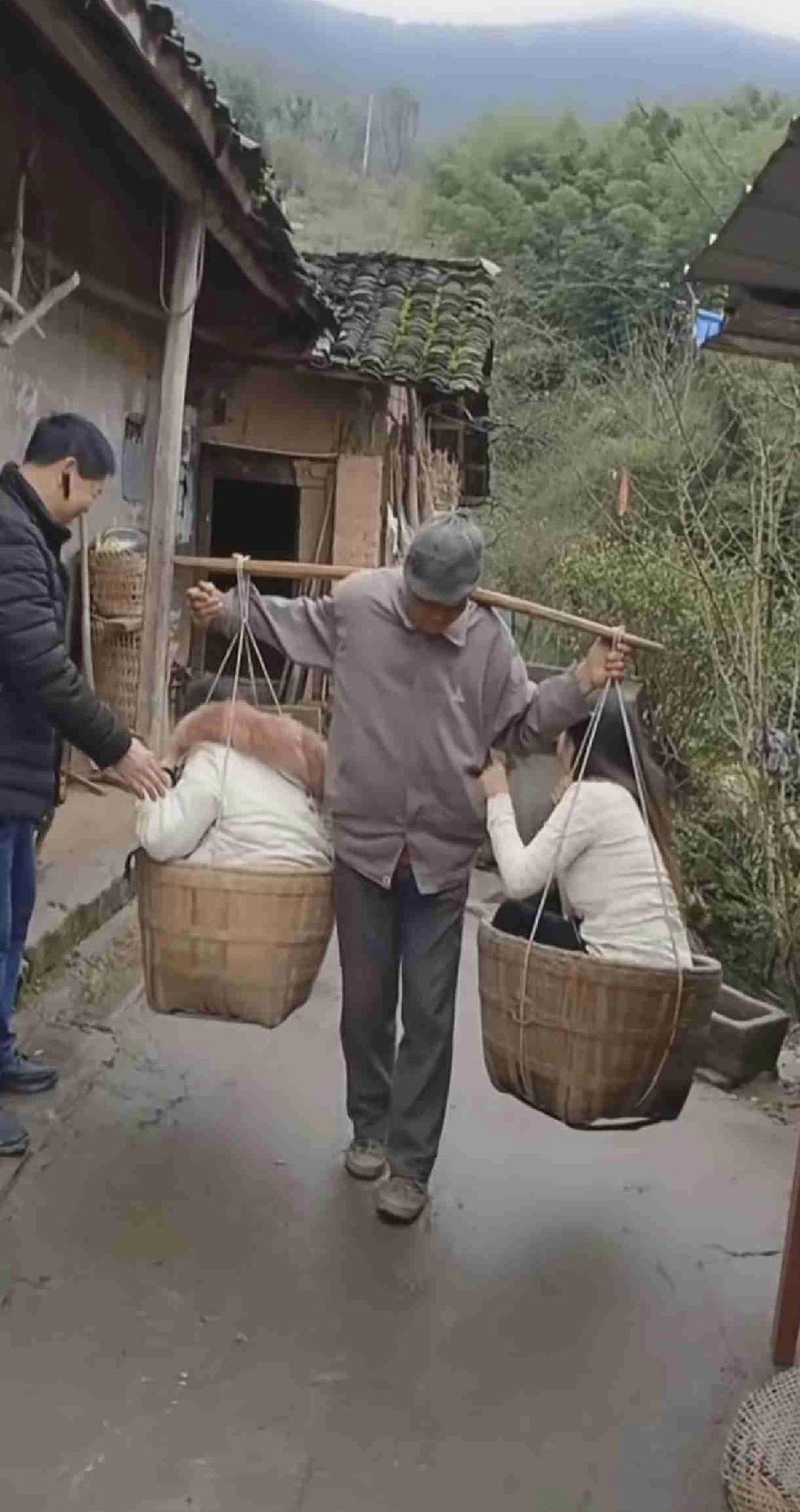 这便是父爱即便女儿长大了依旧能让女儿重温儿时的乐趣网友：一担挑起千金！带