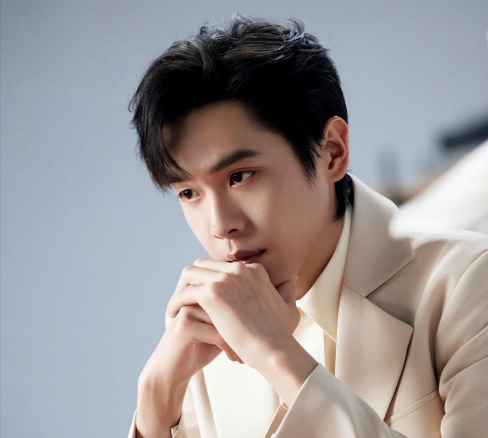 主持人问张若昀：“你跟你妈妈的关系怎么样？”张若昀说：“打记事来到成年后，我们见