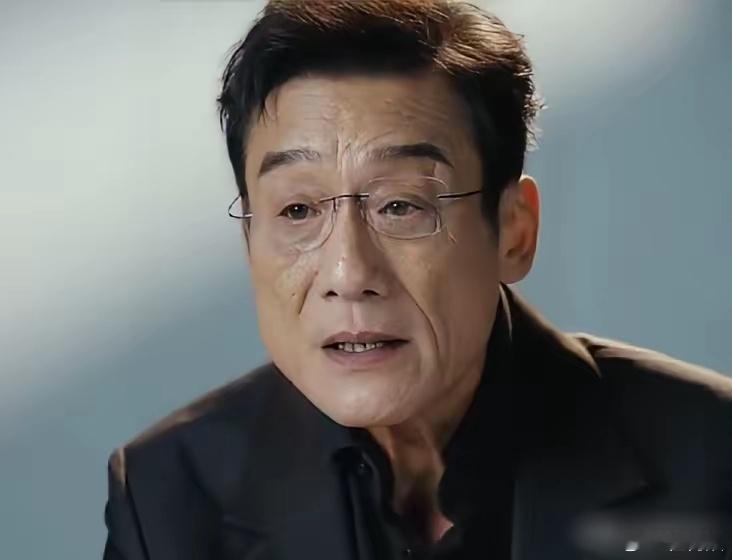 主持人问梁家辉：“你的签名里是不是藏着不为人知的秘密？”梁家辉答道：“我姓梁