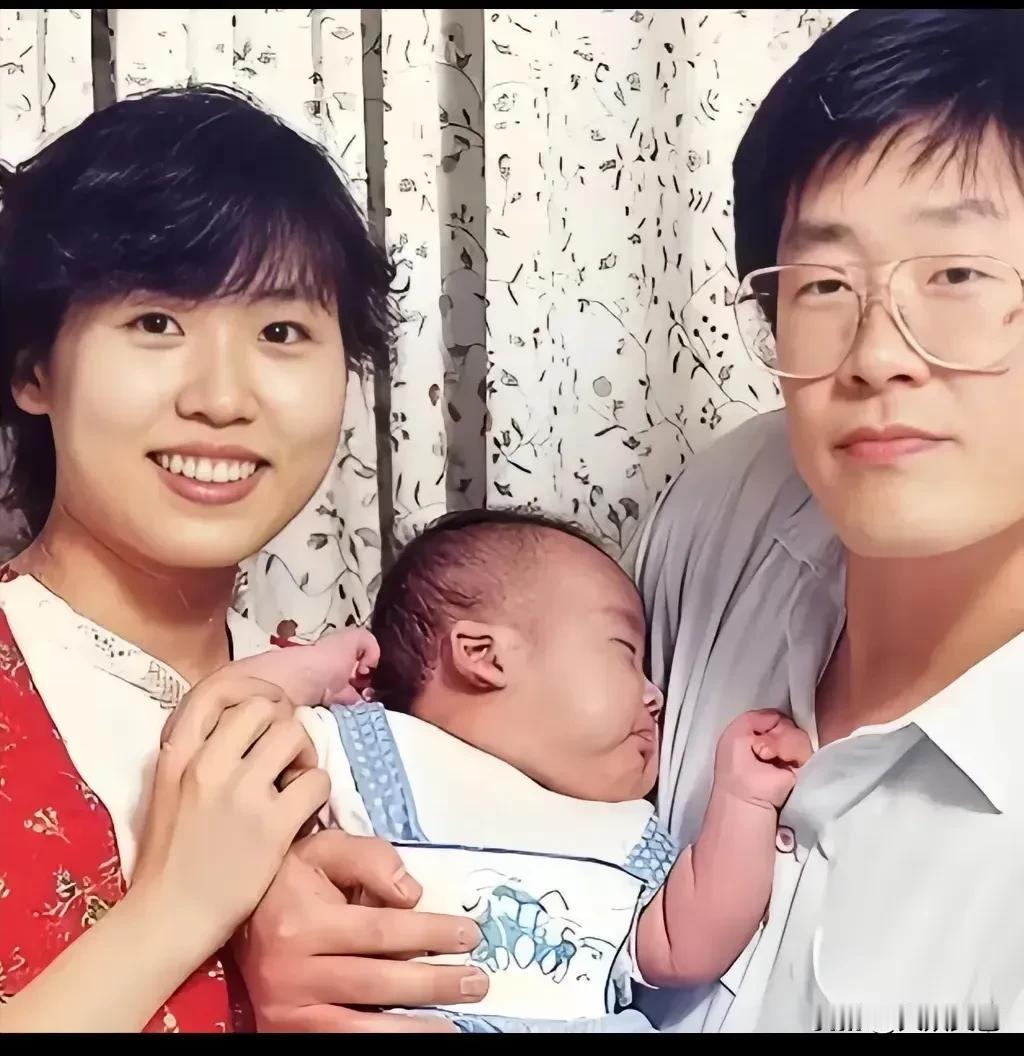 上世纪90年代，这本是李在明拍摄的一张普通的三口之家合影，但当时李在明绝对想不到