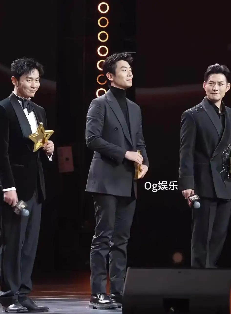 朱亚文赢得这场同框，靠的恰恰不是脸。你看数据：他头身比1:8.3。李晨严屹