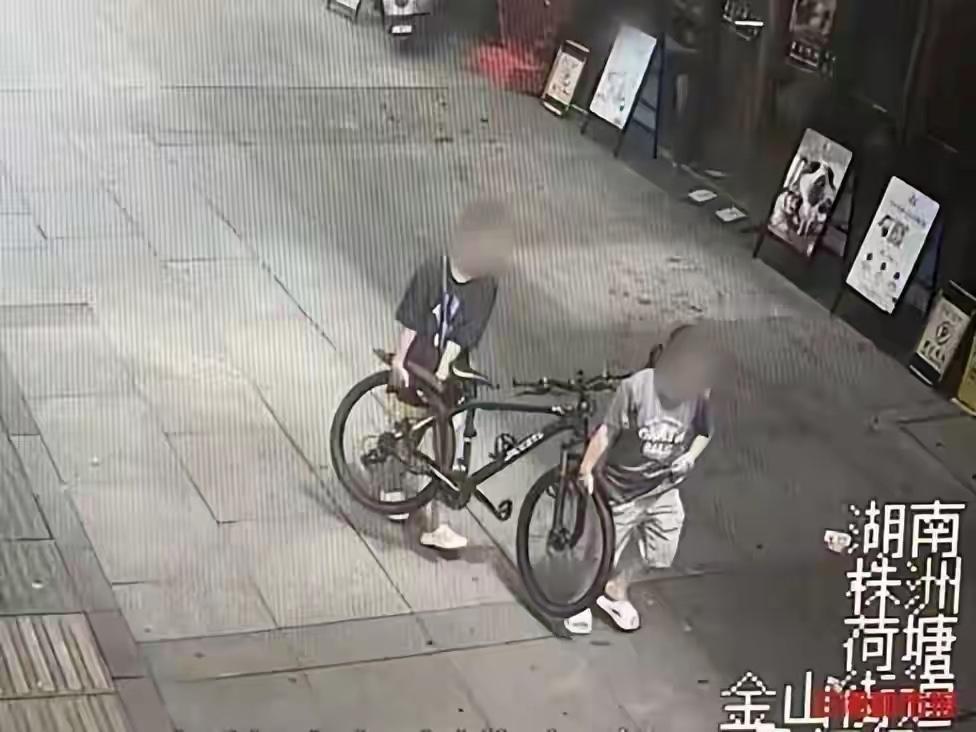 “没见过这么当妈的！”湖南株洲，一女子把一辆自行车偷回家去，被我老公一顿臭骂，女
