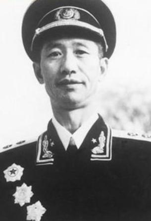 1941年，八路军炊事员去河边挑水做饭，忽然看到了许多奇怪的脚印，他感觉不对劲，